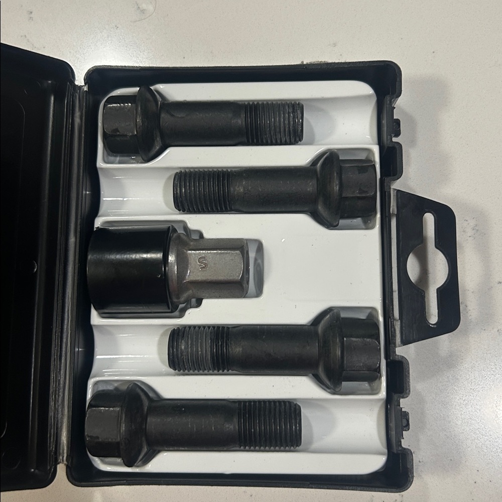 Mercedes-Benz Wheel Security Key Bolt Set - Picture 6 of 6